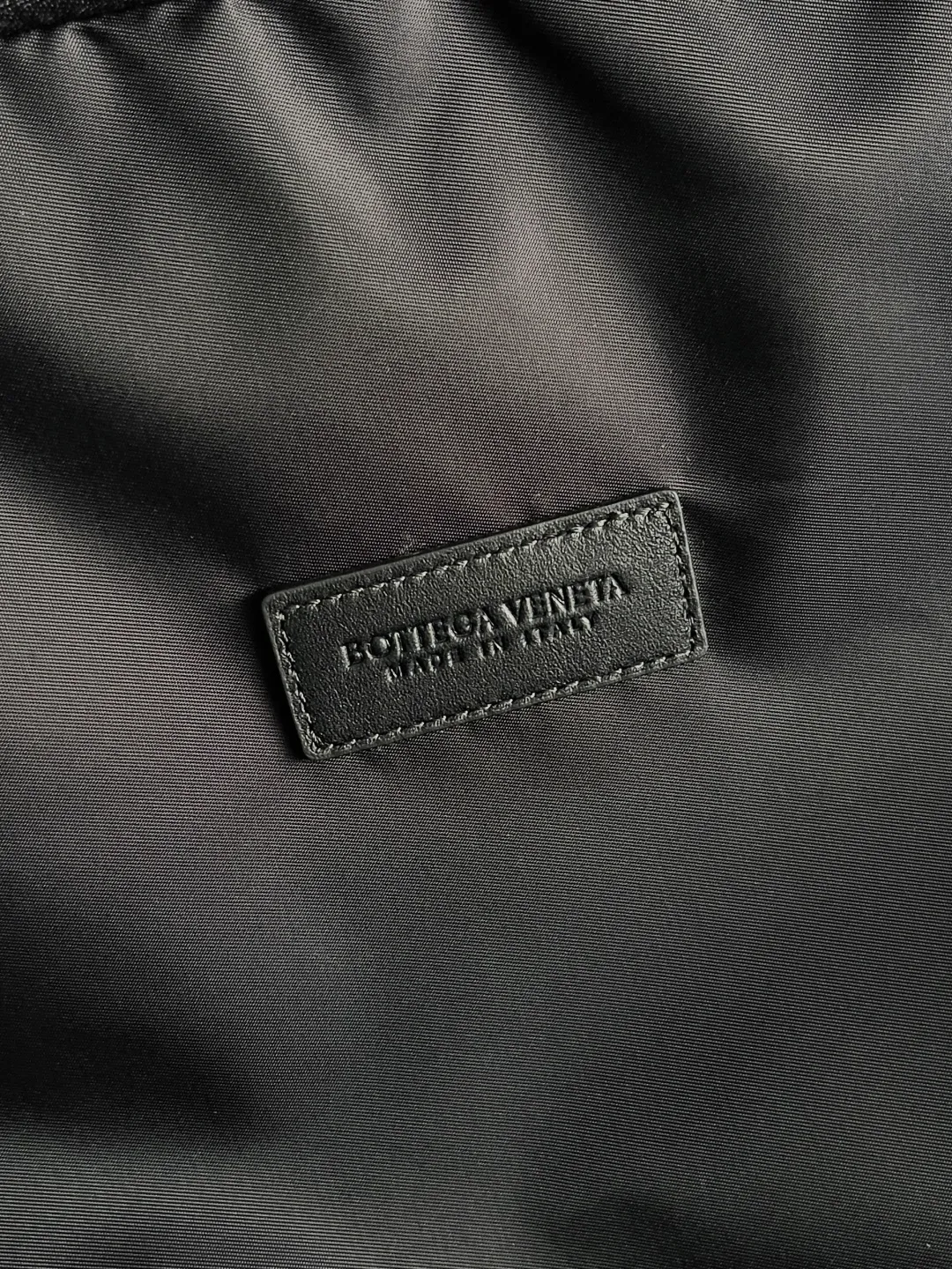 Batch 2320 BOTTEGA VENETA 2025 new Odyssey suitcase. The design of this suitcase is really amazing! ! ! ! Designed using BV’s iconic weaving process, the leather handle is made of calfskin ~ four silent caster wheels ~ and comes with a detachable leather luggage tag. Good looks and pragmatism at the same time🖤 Dear friends, do you often worry about not having the right equipment when you travel frequently? BV’s new woven plaid carry-on suitcase is tailor-made for our business trip party😎. This woven plaid design is so unique that you can distinguish it from others at the airport at a glance, so you no longer have to worry about picking up the wrong one. And the size is just right, so you can easily take it on the plane and avoid the trouble of waiting for check-in. Style number: 822479 Size: 55*35*21cm